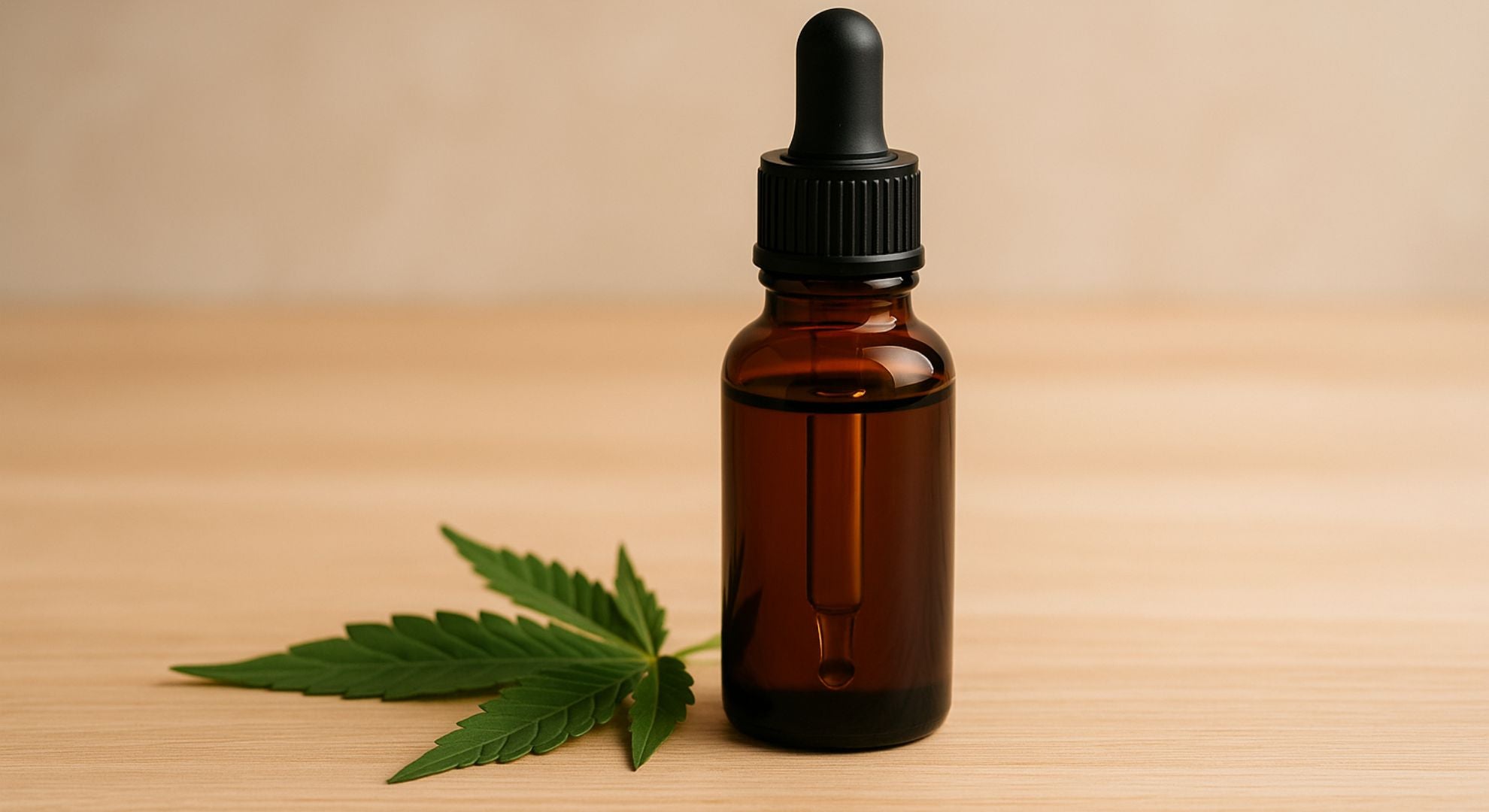 Flacon d’huile de CBD avec feuille de chanvre sur fond en bois clair, solution simple et efficace contre le stress et les douleurs
