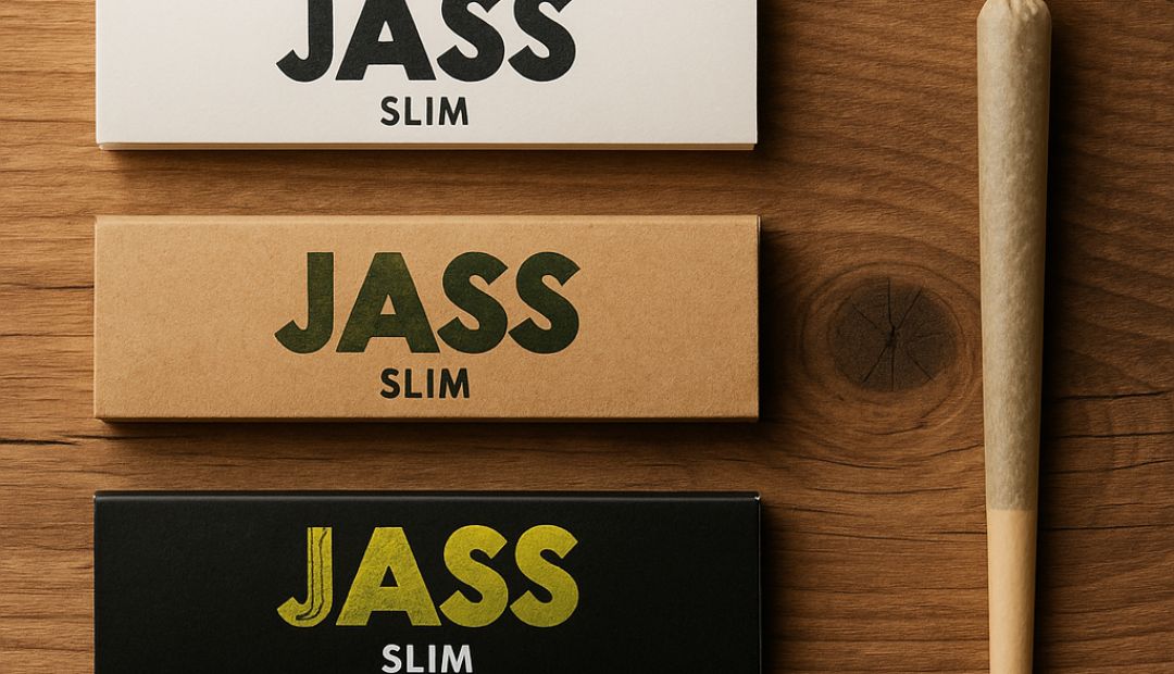 Packs de feuilles slim Jass blanches, marron et noires avec cigarette roulée sur table en bois naturel